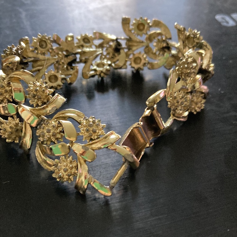 Pretty Statement Bracelet Goldtone - image 3